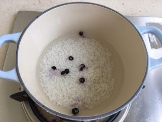 4、泰式芒果糯米饭【coconut sticky rice with mango】,剩下另一半糯米放入铸铁锅内 放入黑枸杞