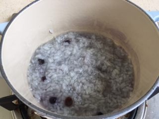 6、泰式芒果糯米饭【coconut sticky rice with mango】,煮到没有多少水分 然后盖上盖子 闷着