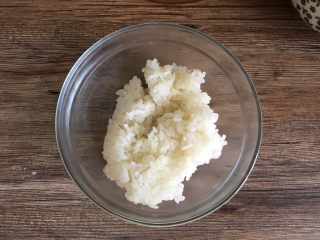 12、泰式芒果糯米饭【coconut sticky rice with mango】,蒸好的糯米倒入小碗