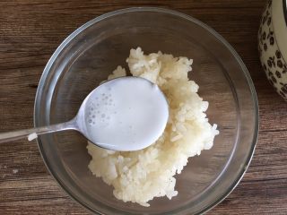 13、泰式芒果糯米饭【coconut sticky rice with mango】,放入一半的椰浆