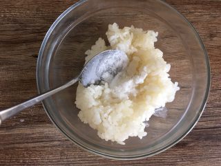 14、泰式芒果糯米饭【coconut sticky rice with mango】,放入一半的细糖4克 搅拌均匀