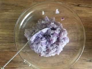 15、泰式芒果糯米饭【coconut sticky rice with mango】,这是最后蒸好的黑枸杞糯米