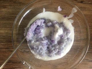 16、泰式芒果糯米饭【coconut sticky rice with mango】,同样把剩下的椰浆与剩下的糖倒入 搅拌均匀