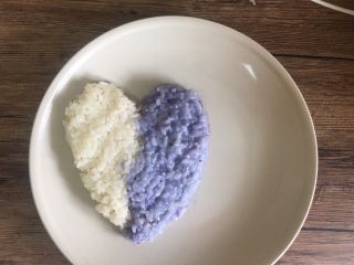 17、泰式芒果糯米饭【coconut sticky rice with mango】,带上手套 把糯米放入盘子内做成爱你的形状