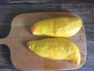 20、泰式芒果糯米饭【coconut sticky rice with mango】,从侧面切下来 中间的硬核不要。