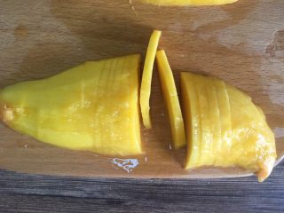 21、泰式芒果糯米饭【coconut sticky rice with mango】,一个竖着切 一个横着切