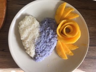 22、泰式芒果糯米饭【coconut sticky rice with mango】,放入盘子内整形