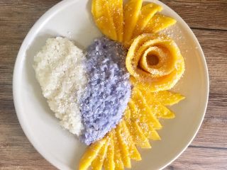 23、泰式芒果糯米饭【coconut sticky rice with mango】,最后撒入椰蓉装饰一下