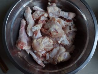 1、栗子焖鸡,鸡斩件