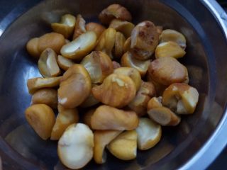 2、栗子焖鸡,栗子去外壳，放加盐的水中焯5分钟，轻松去掉外皮，备用