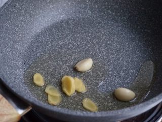 3、栗子焖鸡,锅里放油加热，加姜蒜。
