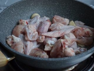 4、栗子焖鸡,加入鸡块。