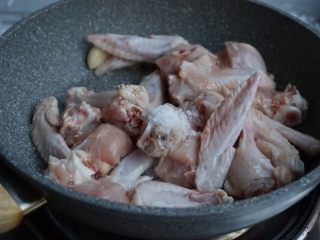 5、栗子焖鸡,加盐。