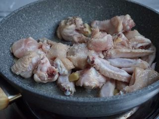 6、栗子焖鸡,加入料酒和糖。