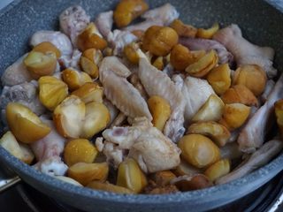 8、栗子焖鸡,加入栗子。