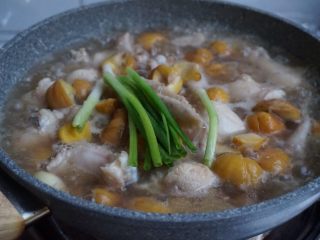 11、栗子焖鸡,放入葱段，盖上锅盖