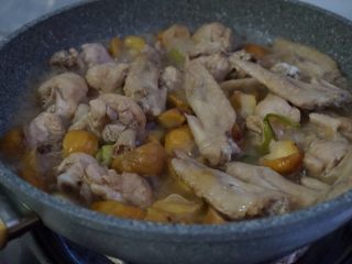 12、栗子焖鸡,焖煮12分钟左右。