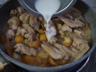 15、栗子焖鸡,勾点水淀粉收汁。