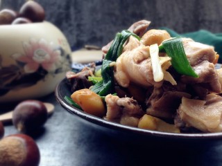 16、栗子焖鸡,装盘即可。