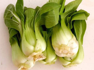 1、青菜炒香菇,非常新鲜的小油菜