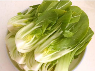 2、青菜炒香菇,把油菜清洗干净后切成小块