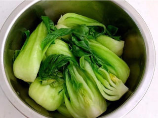 6、青菜炒香菇,调匀后腌制入味5分钟