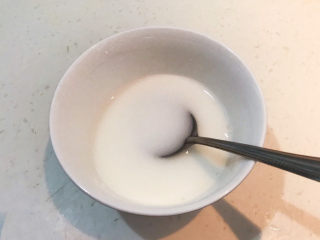 11、青菜炒香菇,加入冷水调成水淀粉