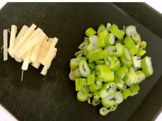 12、青菜炒香菇,鲜姜切成丝，大葱切成葱花