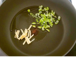 13、青菜炒香菇,炒锅烧热后加入大豆色拉油，油烧热后加入姜丝和葱花