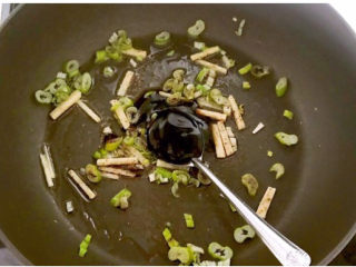 14、青菜炒香菇,炒出香味，加入蚝油，翻炒均匀