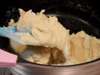 4、我们不是冰皮月饼，是很正经的日式和菓子, 一直炒到芸豆泥可以抱团结块才可以