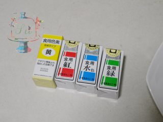 12、我们不是冰皮月饼，是很正经的日式和菓子,和果子的调色要用色粉，我用的是和果子专用色粉。不能用液体色素调色，会使皮变得更黏的。也可以用果蔬粉来代替，这样还会有独特的风味。