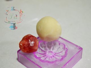 13、我们不是冰皮月饼，是很正经的日式和菓子,皮28g 馅儿 10g ，这个量仅限阳晨和果子模具。馅料的话，经过我家吃货亲测，他最喜欢的是红豆和抹茶。