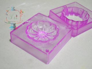 17、我们不是冰皮月饼，是很正经的日式和菓子,模具内撒好手粉，均匀后，倒过来轻磕掉多余的手粉。