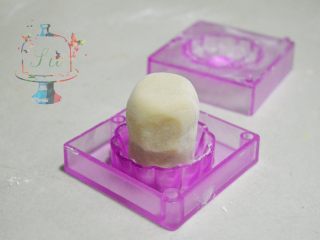 18、我们不是冰皮月饼，是很正经的日式和菓子,将【步骤17】搓成圆柱条形，放入模具，模具边缘部分液一定要撒手粉