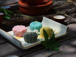 24、我们不是冰皮月饼，是很正经的日式和菓子,方子里的糖已经减过了，建议不要再做减少。和果子的皮本身就是需要有些黏性。操作过程中手粉是必不可少的。锅烧热后关火，加入糯米粉翻炒几下就可以了