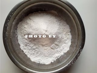 1、抹茶冰皮月饼,将糯米粉、粘米粉、低筋面粉混合过筛；