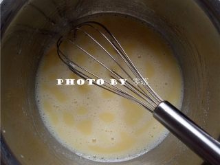 3、抹茶冰皮月饼,用手动打蛋器搅拌均匀；