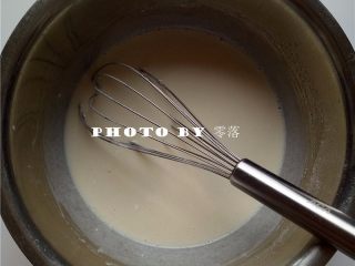 4、抹茶冰皮月饼,调入过筛后的糯米粉、粘米粉、低筋面粉，搅拌至无颗粒；