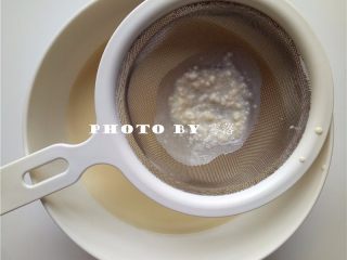 6、抹茶冰皮月饼,将月饼糊过筛；倒入蒸碗；