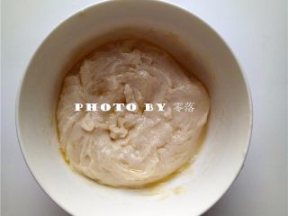 8、抹茶冰皮月饼,出锅后放凉，用手指背将表面的油揉进面团里，放冰箱冷藏过夜（最少需冷藏1-2个小时）；