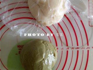 9、抹茶冰皮月饼,冷藏后的面团取出，分为两份；其中一份加入抹茶粉揉成抹茶面团；