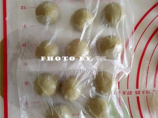10、抹茶冰皮月饼,将抹茶面团分成15份，每份为13g；将抹茶面团滚圆，盖上保鲜膜；