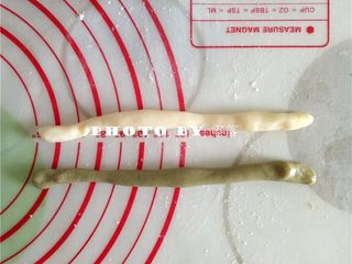 12、抹茶冰皮月饼,取一份抹茶面团、原色面团，分别搓成细条，将两色面团揉成一个双色面团；