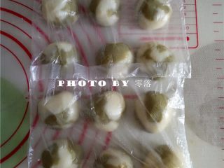 13、抹茶冰皮月饼,将所有抹茶面团、原色面团都做成双色面团；