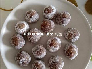 14、抹茶冰皮月饼,备好15份枣泥馅；每份枣泥馅为25g；