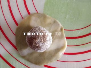 15、抹茶冰皮月饼,取一份双色面团，按扁，包入枣泥馅；