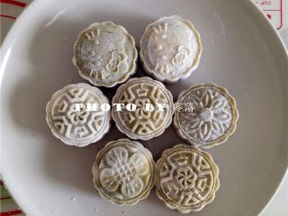 16、抹茶冰皮月饼,收口后，粘上适量熟糯米粉，用月饼模具按压成型；