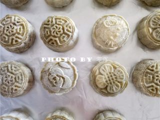 17、抹茶冰皮月饼,做好的月饼，可放入冰箱冷藏，随吃随取；