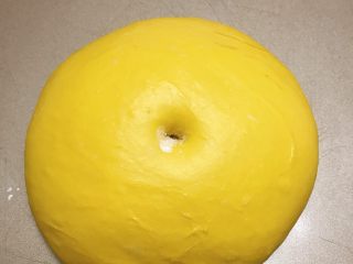 5、南瓜奶油卷,发酵到差不多两倍大，戳洞不回弹不塌陷即发酵完成。